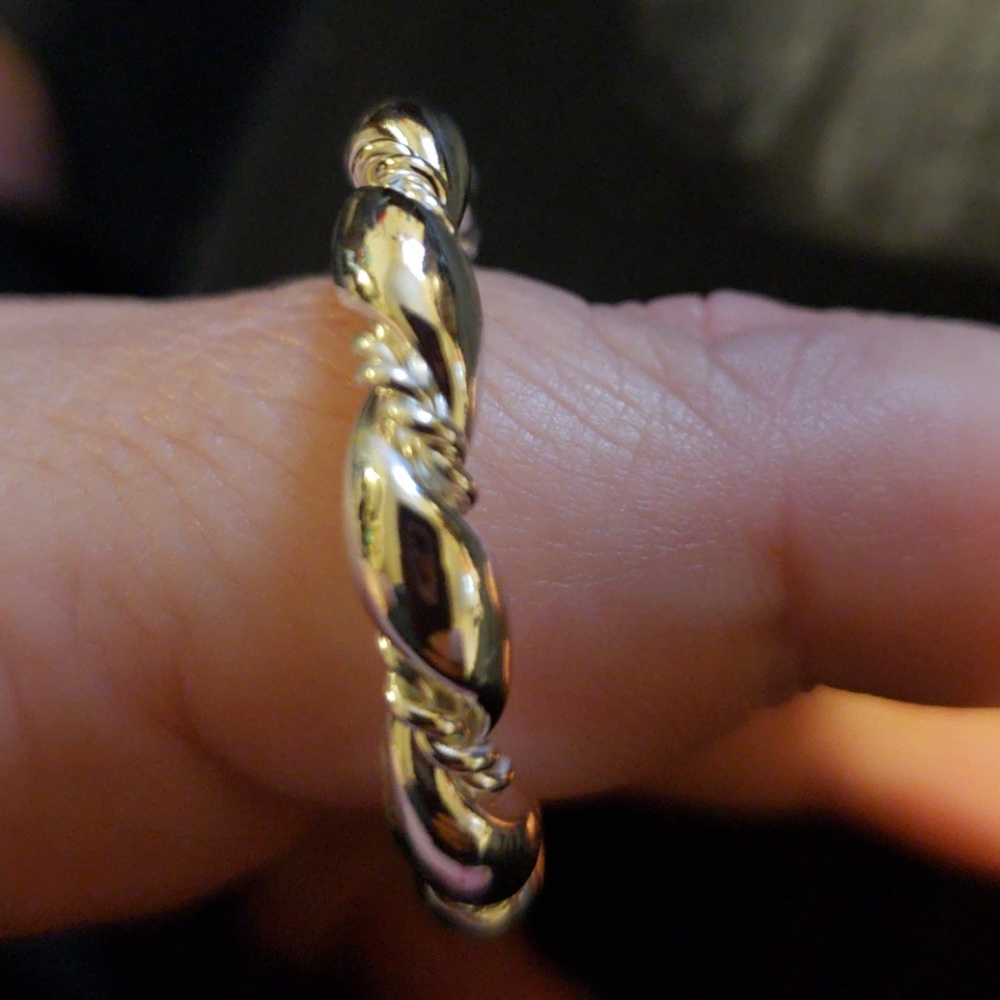 Hoop design earrings. - Picture 2 of 2